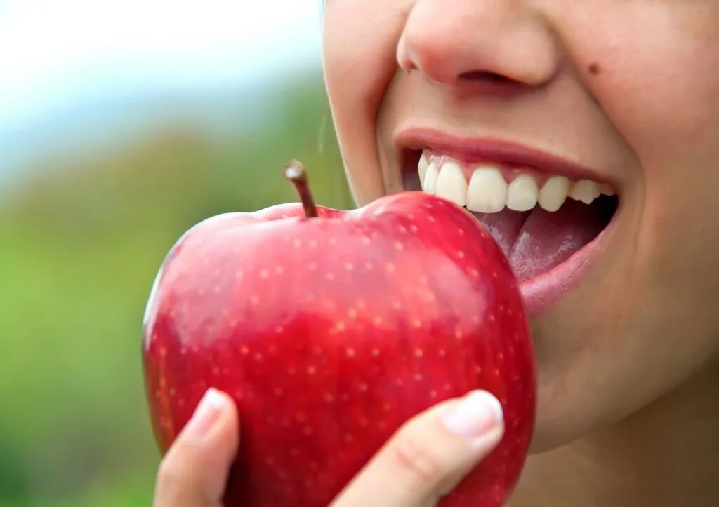 Вкус пищи во рту. Красивые зубы. Грызет яблоко. Кушает яблоко. Фрукты для зубов.