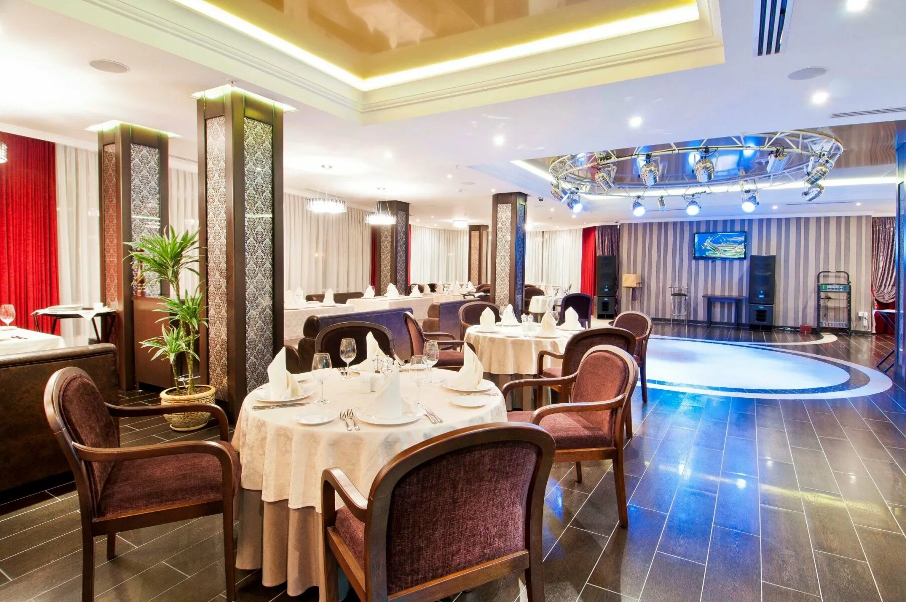 Ресторан клуб ставропольская 336 краснодар на карте. Краснодар бар москва. Очередь в ресторан. Красное кафе. Новый год в ресторане.