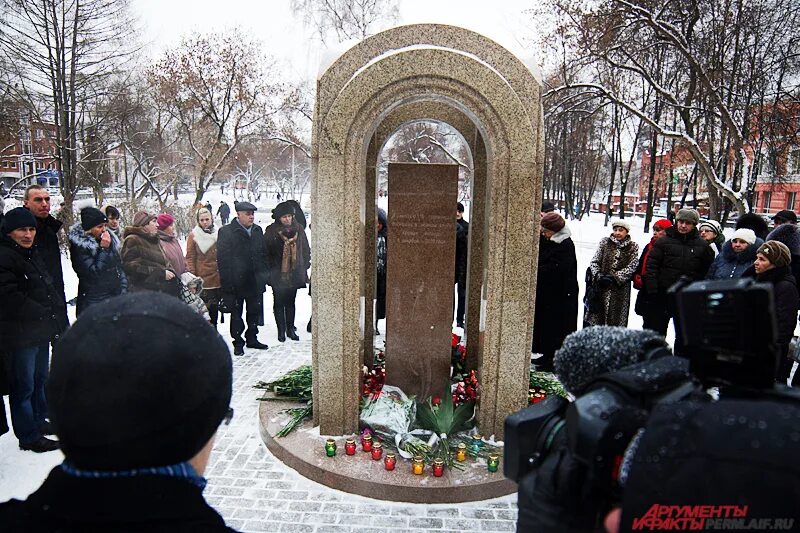 Мемориал Пермь Хромая лошадь. Памятник хромой лошади Пермь. Хромая лошадь Пермь пожар. Памятник погибшим в клубе Хромая лошадь Пермь. Когда был пожар в хромой лошади