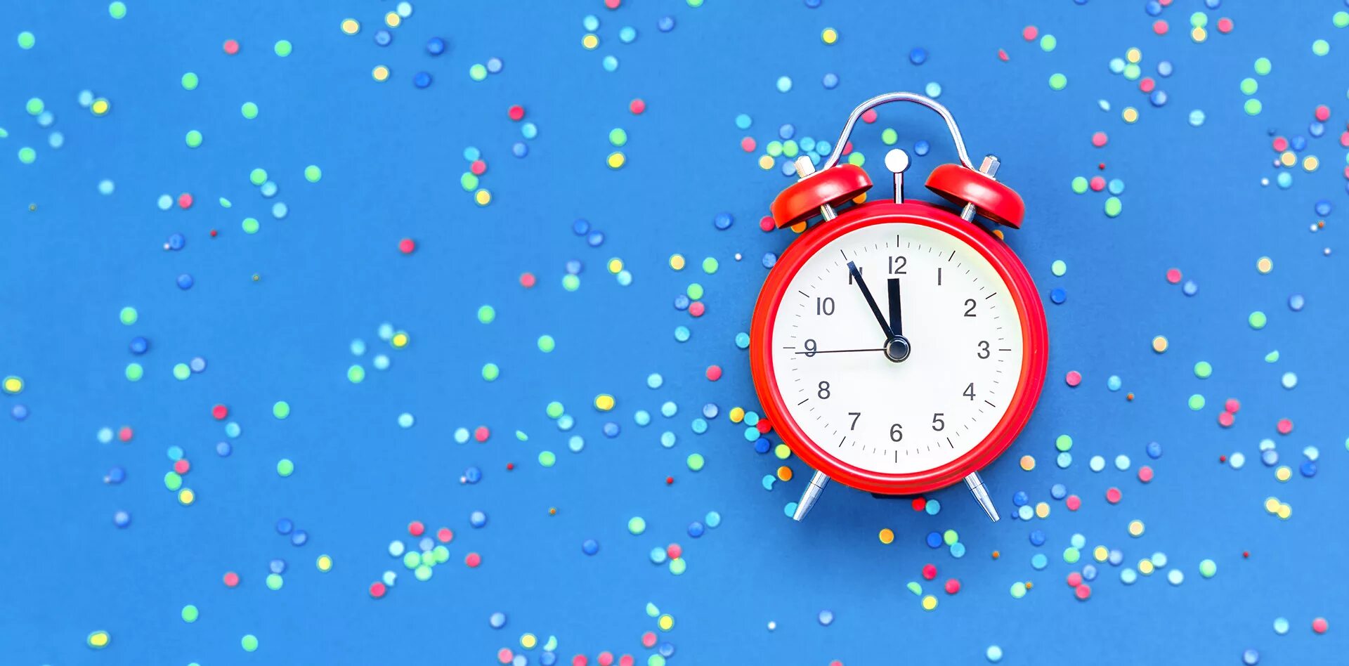 часы счастливые часы. человек с часами. акция счастливый час. швейцарские часы zenith реклама. часы реклама.