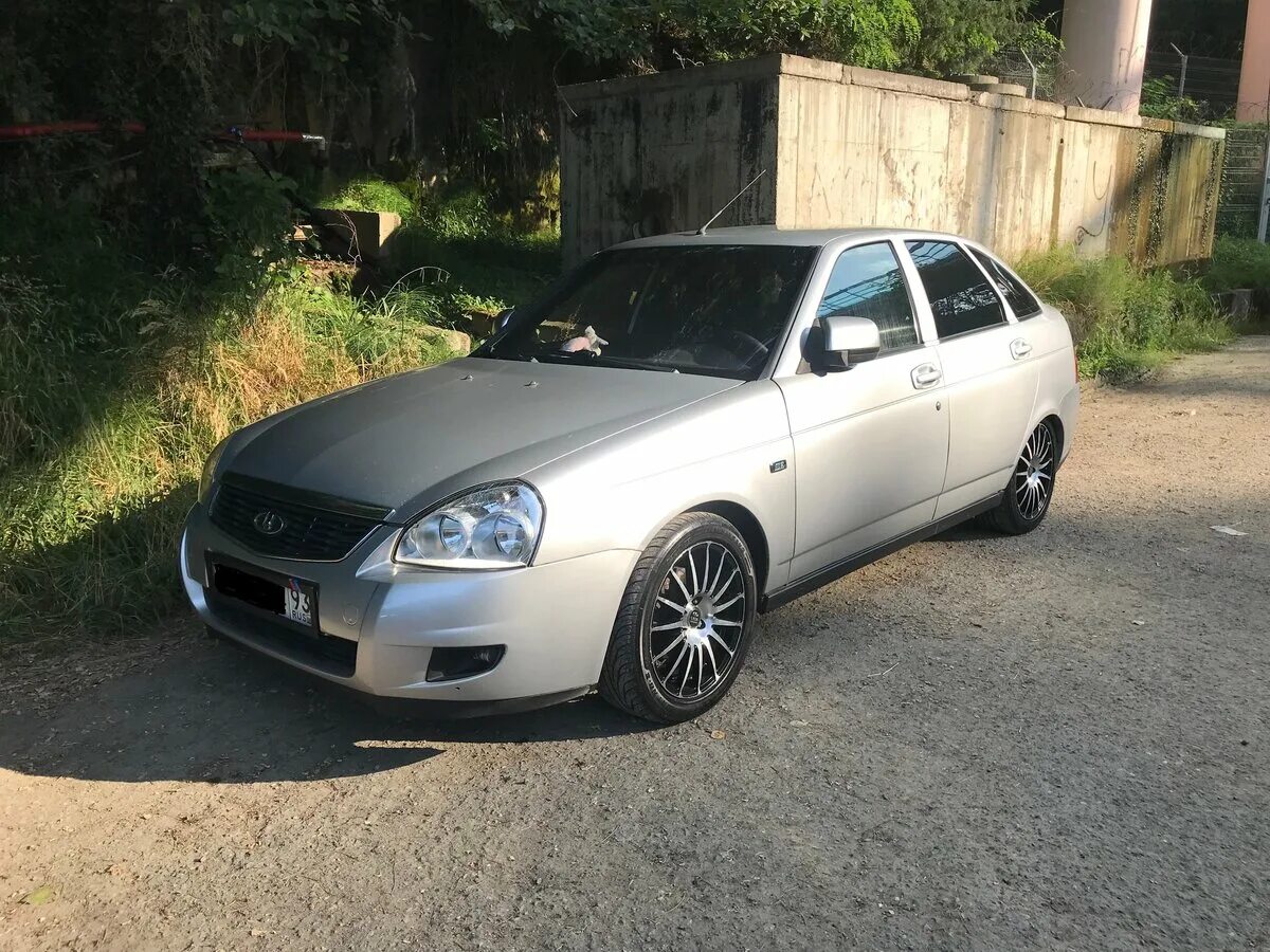 Лада приора диски r16. Приора седан черная r16. Чёрная приора седан на 16 дисках. Приора седан р16. Приора на дисках r16.