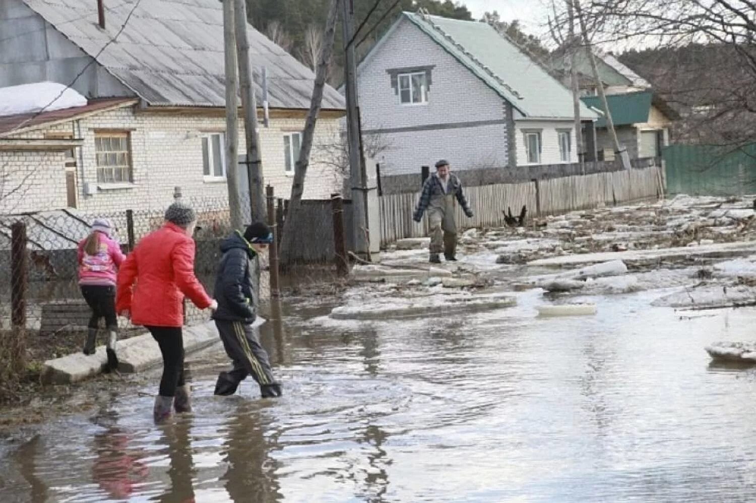 В каких районах подтопление. Паводок Алтайский край. Паводок половодье Татарстан. Наводнение весной. Весенний паводок.