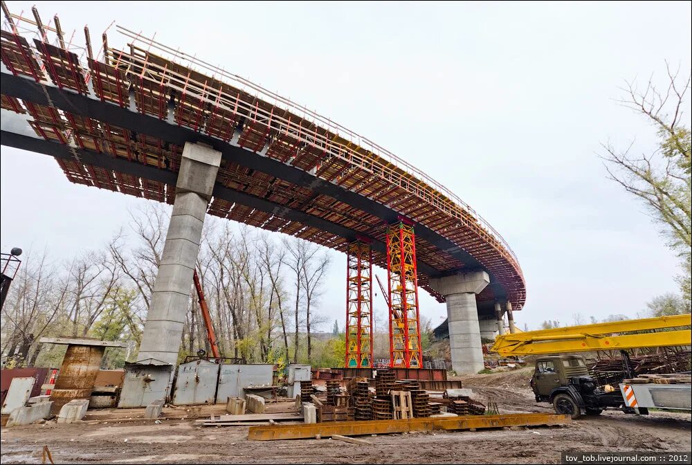 Монолитные мосты. Опалубка пролетного строения монолит. Сталежелезобетонные пролетные строения автодорожных мостов. Омоноличивание балок пролетного строения моста. Балка ЖБИ пролетного строения.