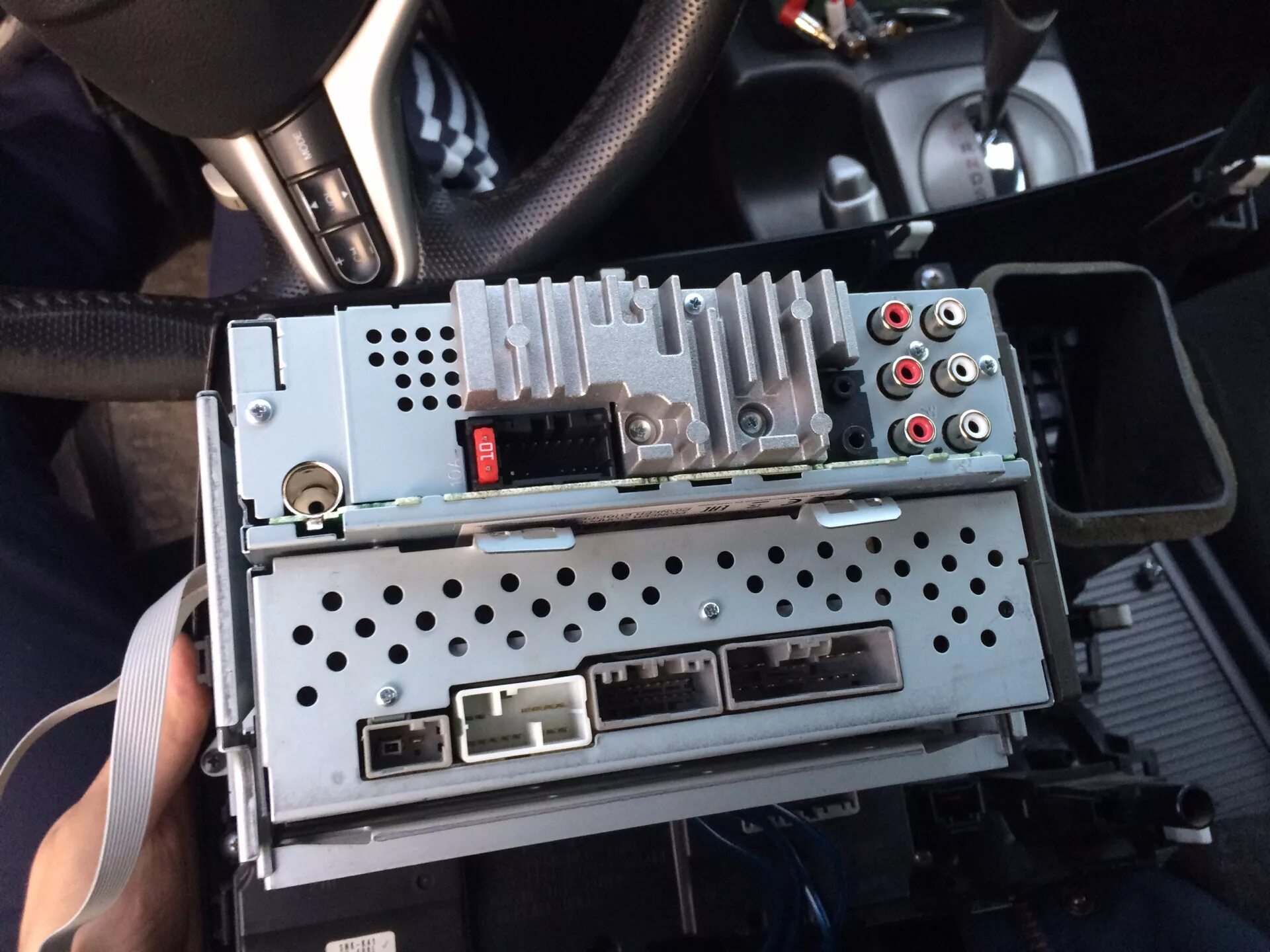 Штатный усилитель форд фокус 2. Крепление 2 дин магнитолы. Магнитола 2 din в газ соболь. Ok 7133. Ford explorer 4 магнитола.