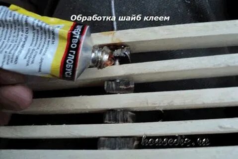 Клеем обработать