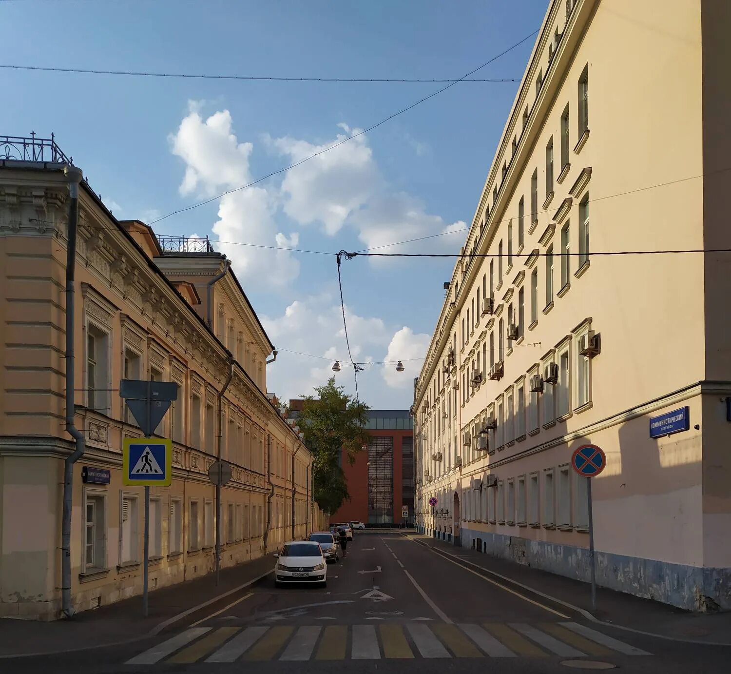 Москва, старомонетный пер. Iris коммунистический пер 18. , 18. Кафе ирис город устюжна. Тетеринский переулок, д.