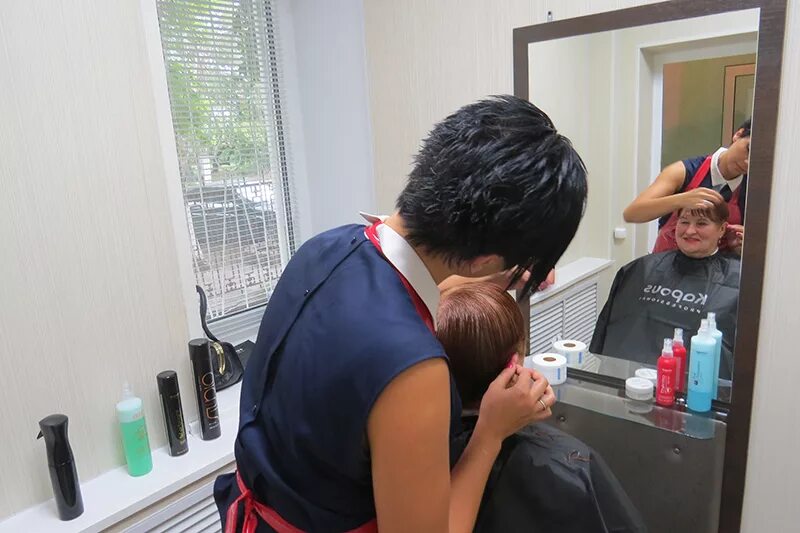 парикмахерская для пенсионеров. пенсионер в парикмахерской. социальная парикмахерская. социальная парикмахерская услуги. бабушка в парикмахерской.