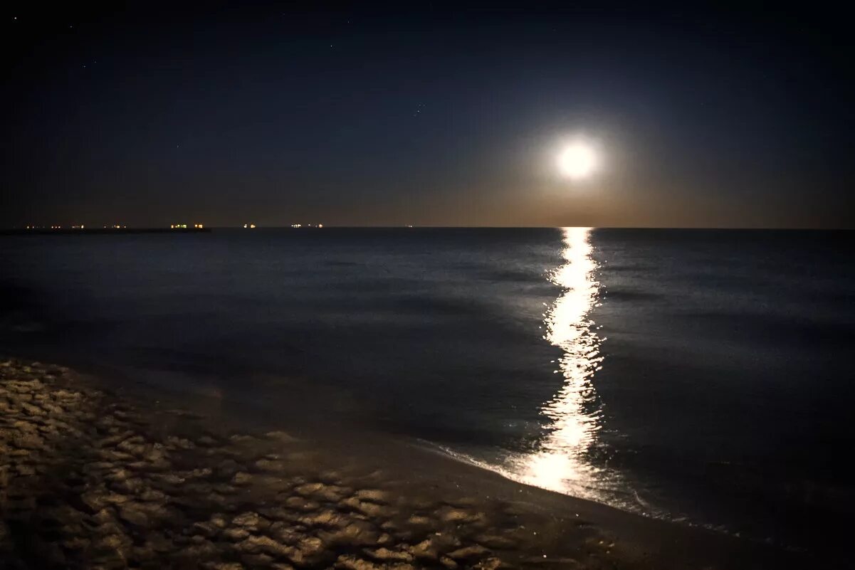 Лунная ночь на черном море. Лунная дорожка. Ночь в море. Ночное море. Берег ночью.