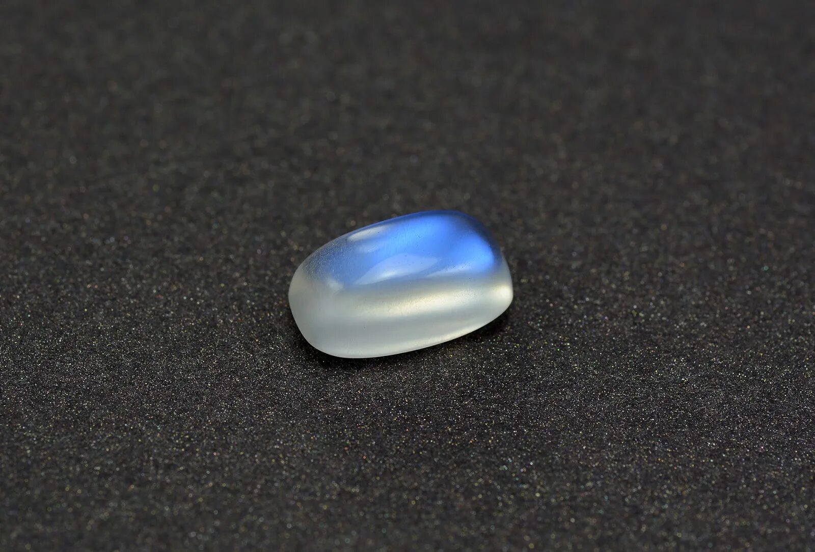 Лунный камень Адуляр голубой. Ортоклаз Адуляр. Лунный камень минерал Адуляр. Ортоклаз лунный камень.