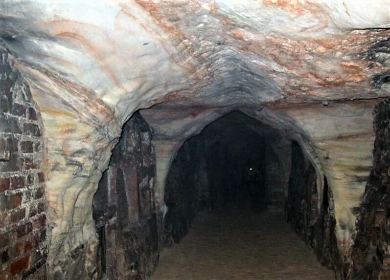 успенский псково-печерский монастырь пещеры. псково-печерский монастырь пещеры. пещеры свято-успенского псково-печерского монастыря. богом зданные пещеры псково-печерского монастыря. псково-печерский монастырь пещерный храм.