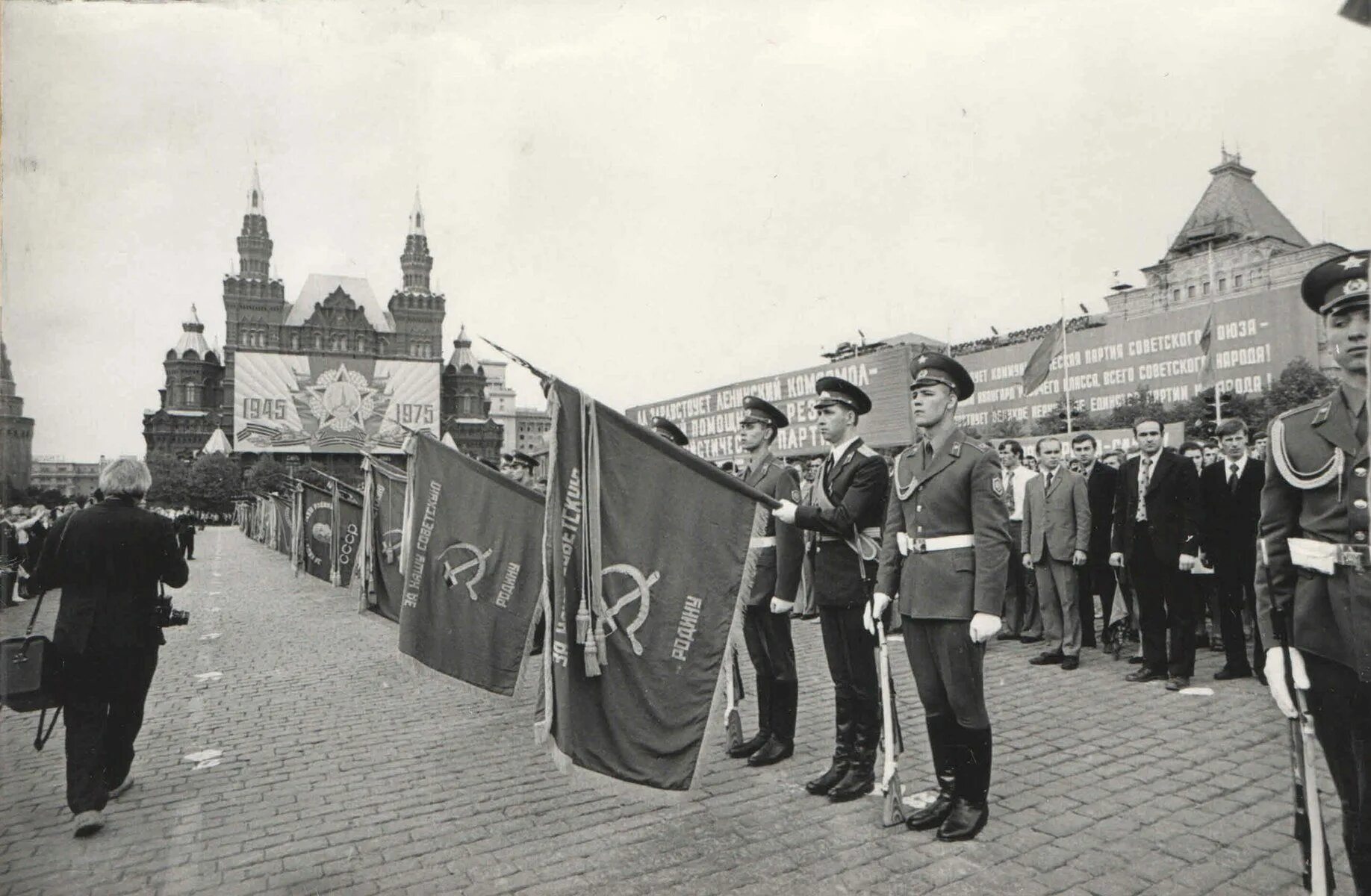 Великая 23 июня. Парад Победы 1975 года на красной площади в Москве. Парад Победы 1975. Парад Победы 1965 Знамя Победы. Парад Победы Москва 1975.