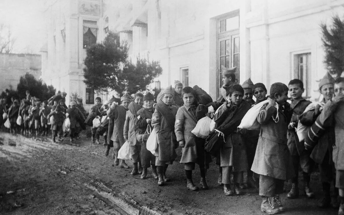 Депортация армян. Депортация армян. Карабах беженцы азербайджанцы 1990. Депортация армян. Армянская резня в турции 19 век.