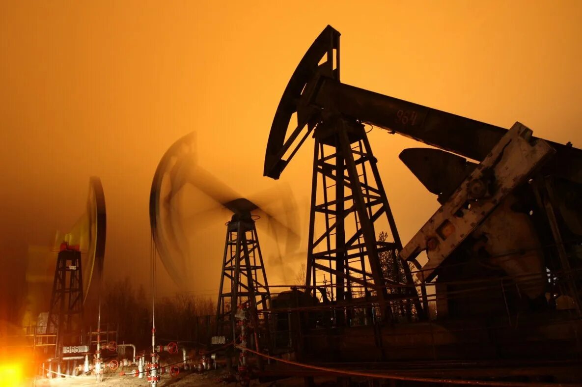 Нефтяная промышленность входит в. Нефтяная вышка днем. нефтяная промышленность нефтяники в нефти. нефтяная качалка. нефтедобыча hd.