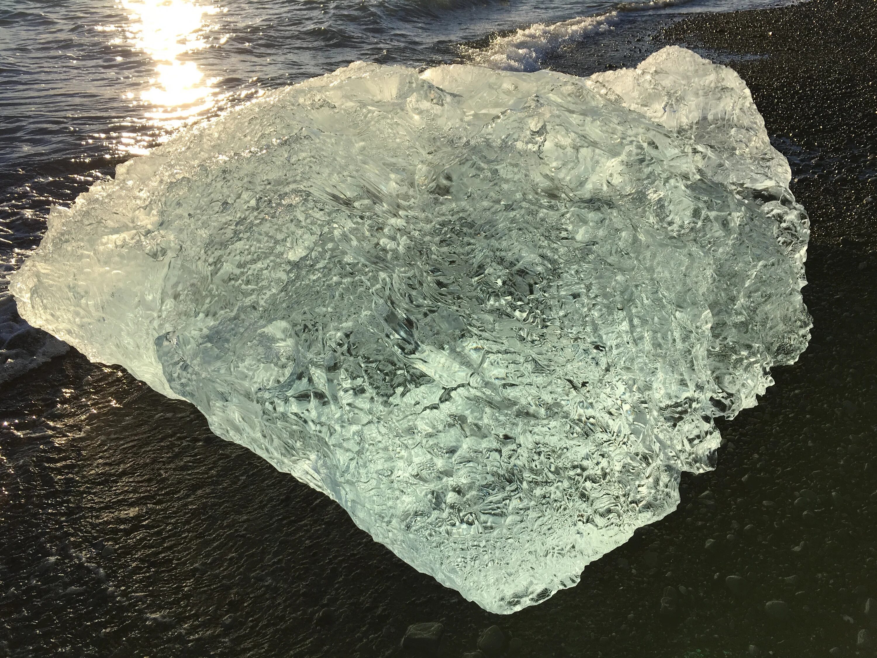 Большой кусок льда. Ледяной камень. Лед минерал. Прозрачный лед. Камень во льду.