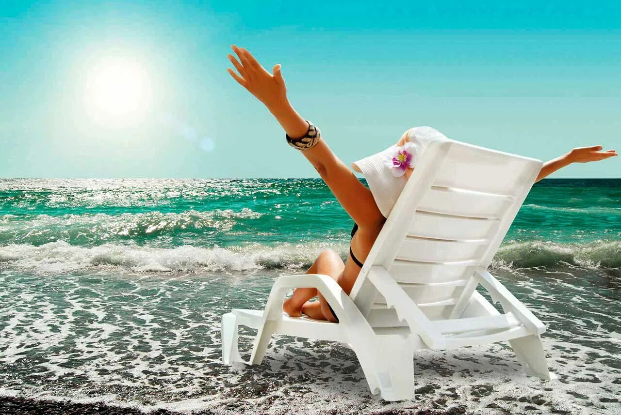 Ди в отпуске. Шезлонг на пляже. Лежак на море. Пляжные шезлонги красивые. Девушка на шезлонге.