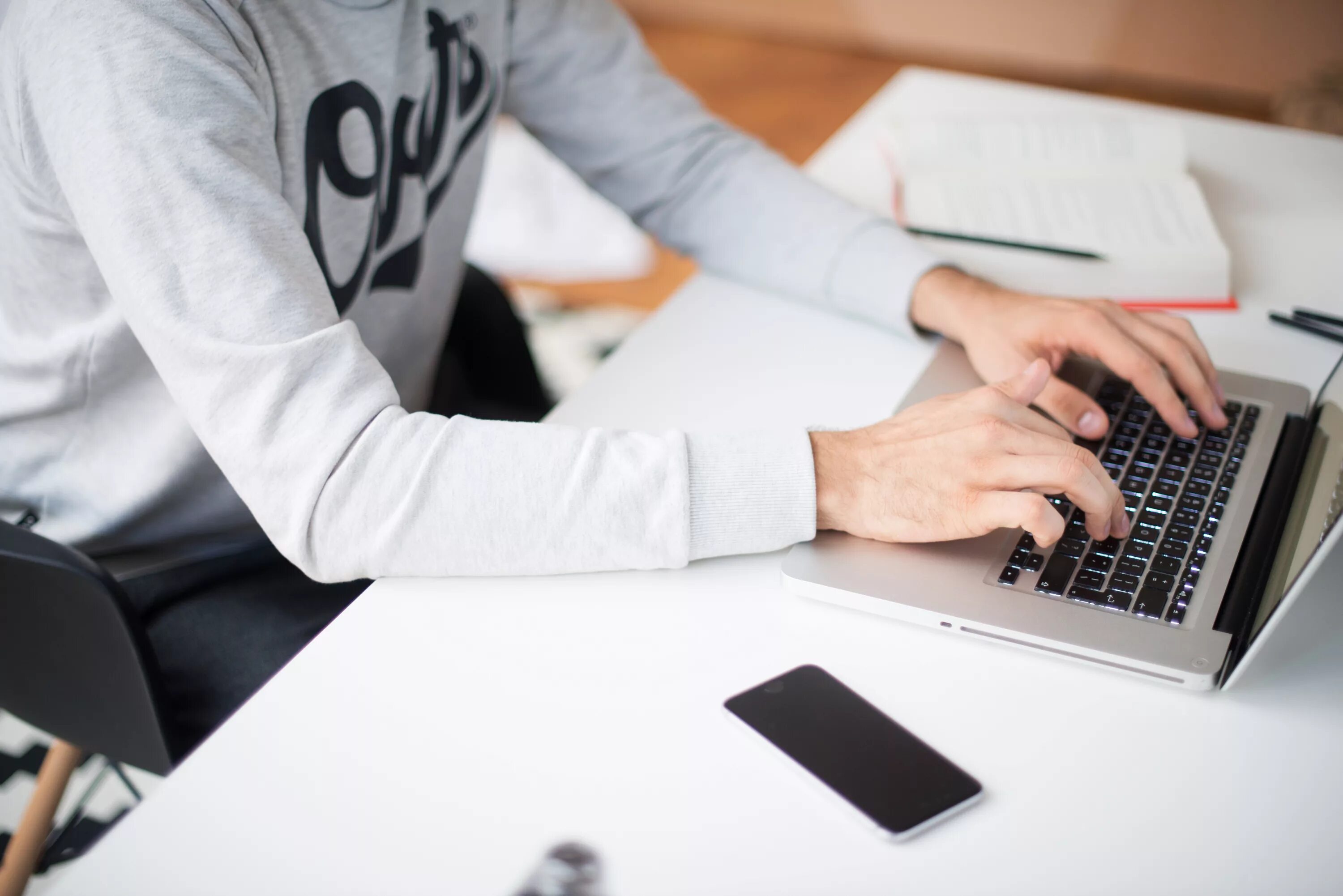 Руки на клавиатуре. Как называется человек который печатает. Человек печатает на клавиатуре. Ноутбук печать. Мужчина с принтером.