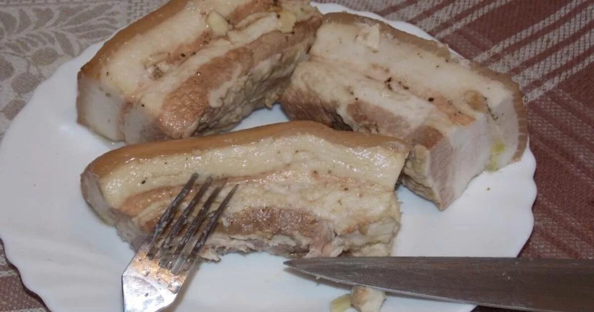 сало домашнее. старое сало что можно с ним сделать. старое сало что можно с ним сделать. село соленое. кусок сала.