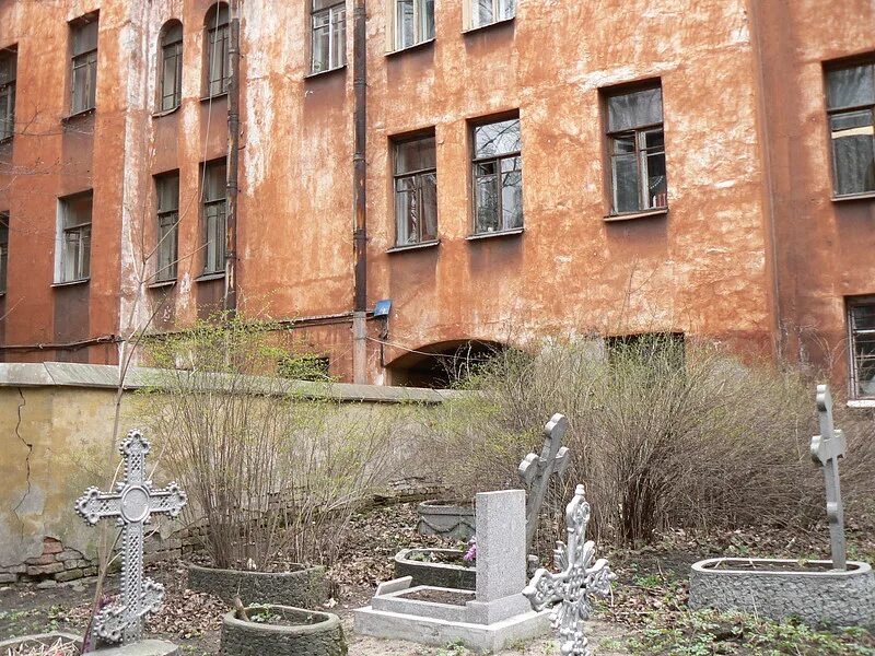 Дома на старых кладбищах