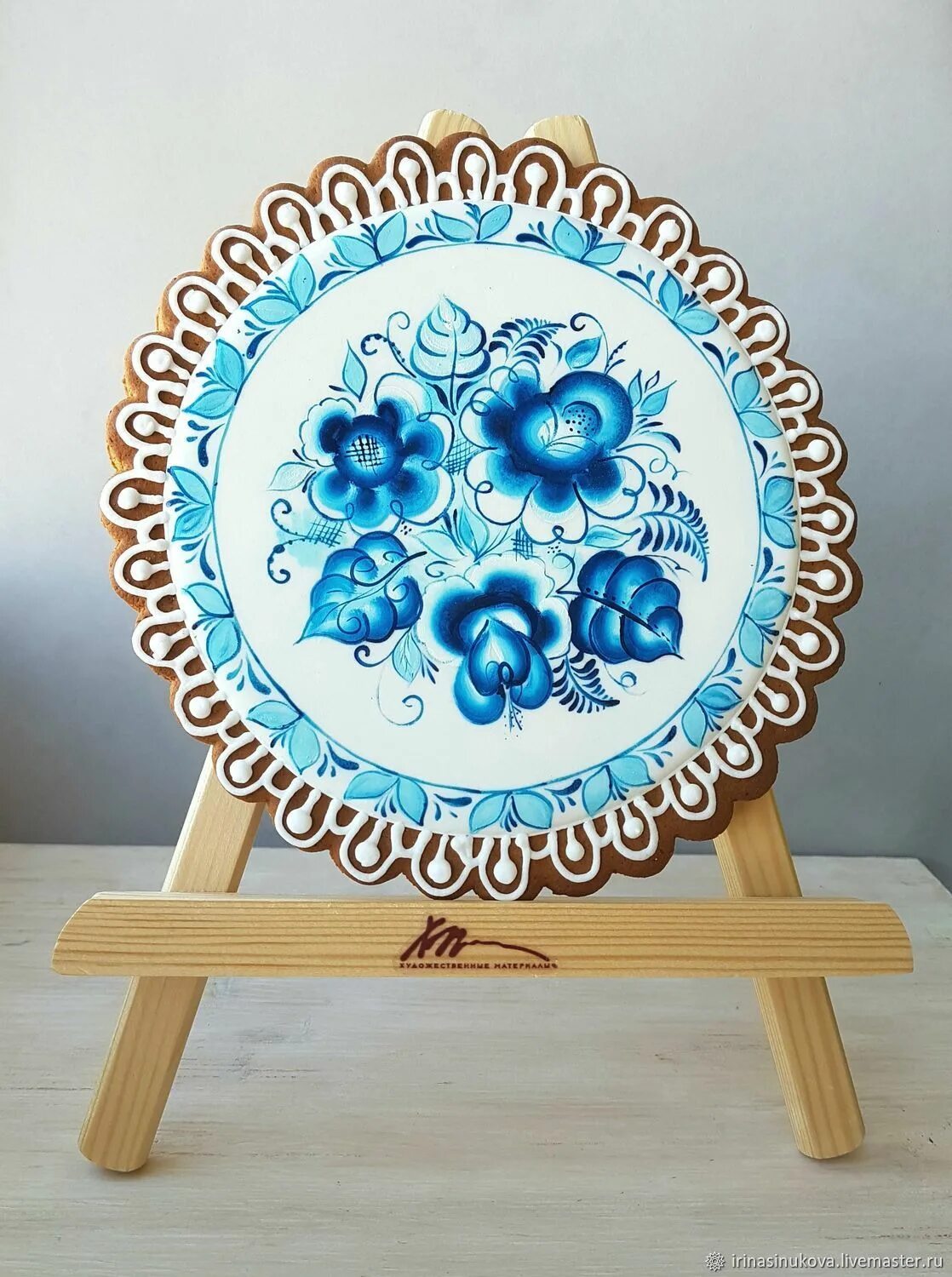 Пряники гжель. Пряники на тарелке. Пряники с цветами. Пряник блюдце. Пряник тарелка.