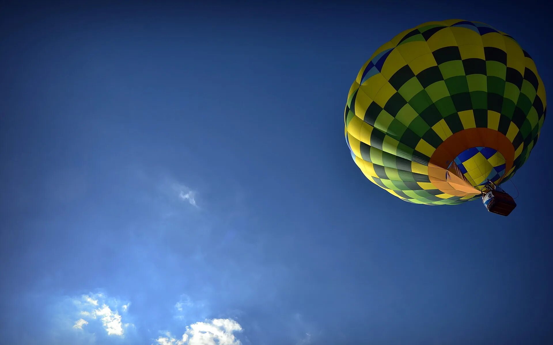 Воздушный шар всу. Воздушный шар. Воздушный шар в небе. Воздушные шары в небе. Обои на рабочий стол воздушные шары.