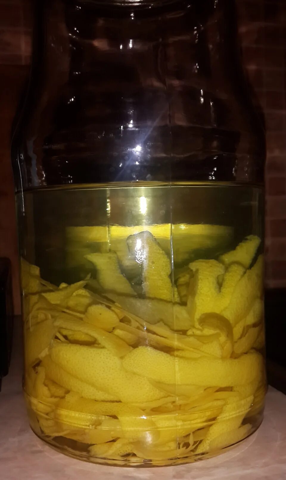 Рецепты приготовления лимончелло на самогоне. Лимончелло из самогона. Лимончелло из самогона в домашних условиях. Как сделать Лимончелло из самогона.