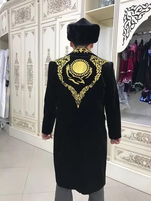 Чапан казахский. Шапан казахская одежда. Казахская Национальная одежда чапан. Чапан камзол казахский. Шапан казахский мужской.