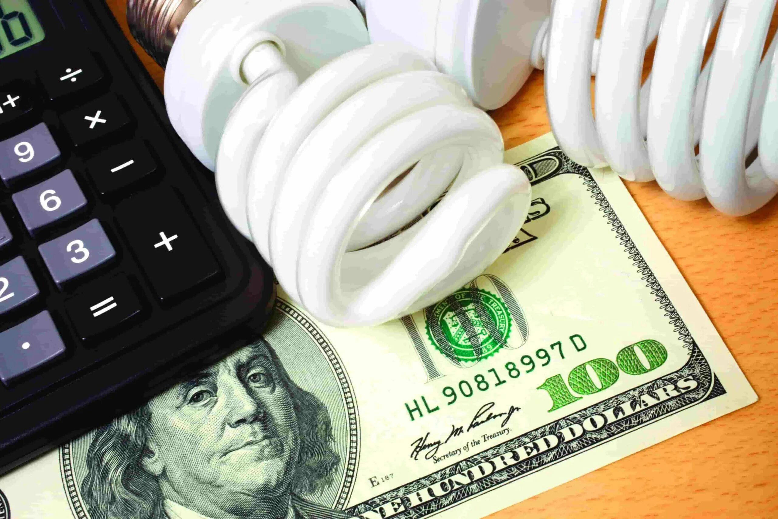 How save money. Лампочка и калькулятор. save money.