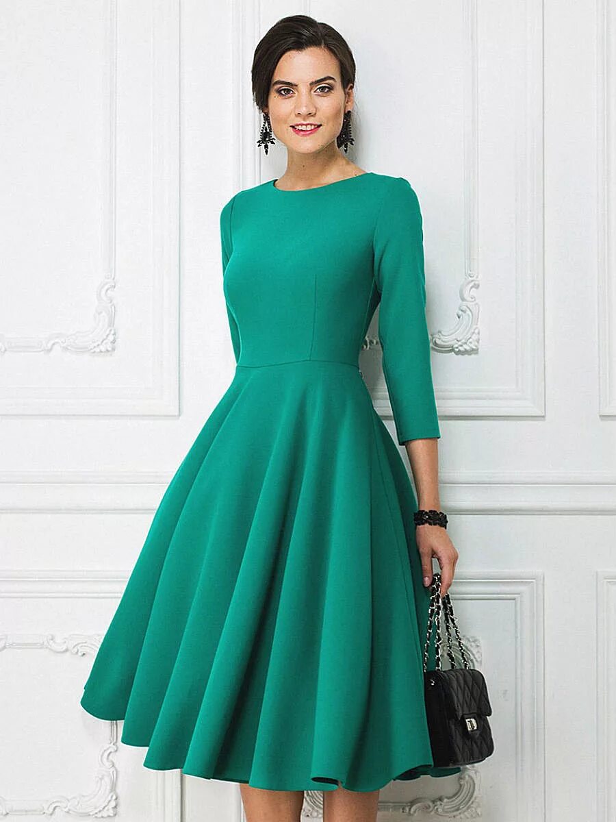 Платье с приталенной юбкой. Зеленое платье. Платье ниже колена. Платье женское зелёный. Платье с расклешенной юбкой.