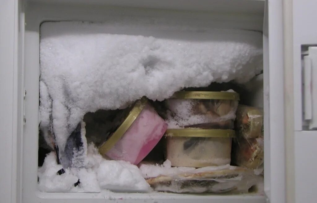 Растаял холодильник. Морозильная камера ноу Фрост. Замерзший холодильник. Разморозка морозильной камеры. Холодильник со льдом.