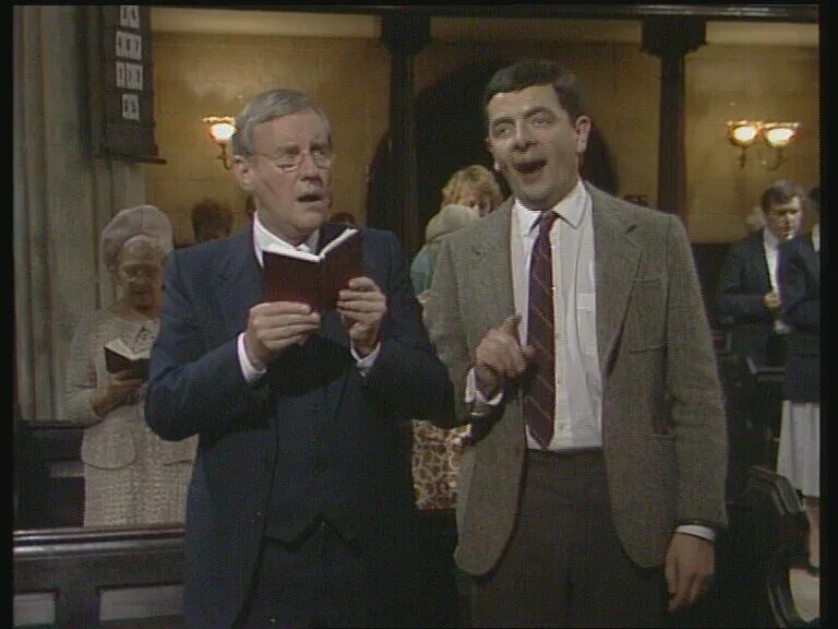 мистер бин смотритель. мистер бин спит в церкви. мистер бин в церкви. мистер бин засыпает. мистер бин засыпает.