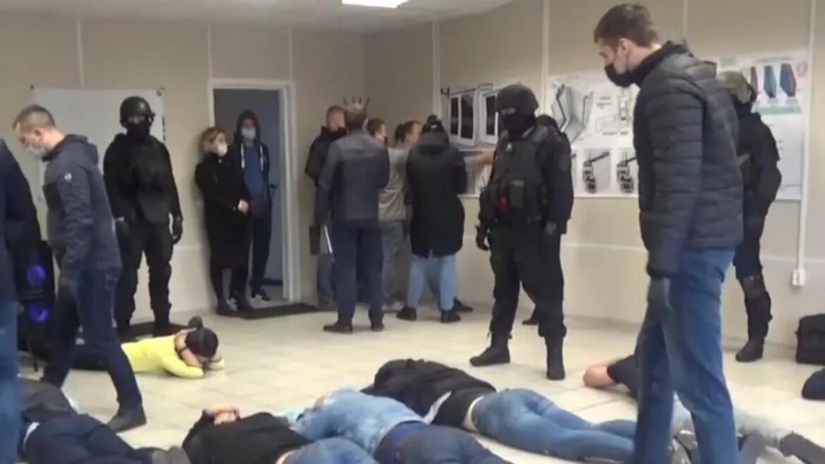 Аресты сотрудников полиции в спб последние новости. Оперативники задержание. задержание сотрудниками полиции. задержание телефонных мошенников.
