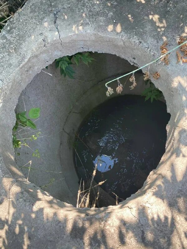 открытые люки колодцев. коммунальный колодец. открытый люк канализации. открытый люк куда. открытый люк куда.