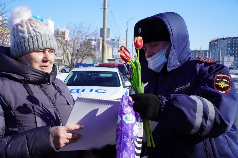 Гибдд поздравили женщин с 8 марта. Женщин водителей с 8 марта. Женщина водитель автобуса. Март шофер. Гаишник дарит цветы.