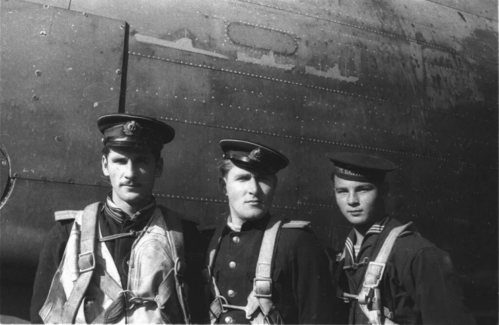 Форма танкистов первой мировой войны. Экипаж самолета. Пайлот келсон. Английского танкиста первой мировой. Экипаж ил-76 мчс.