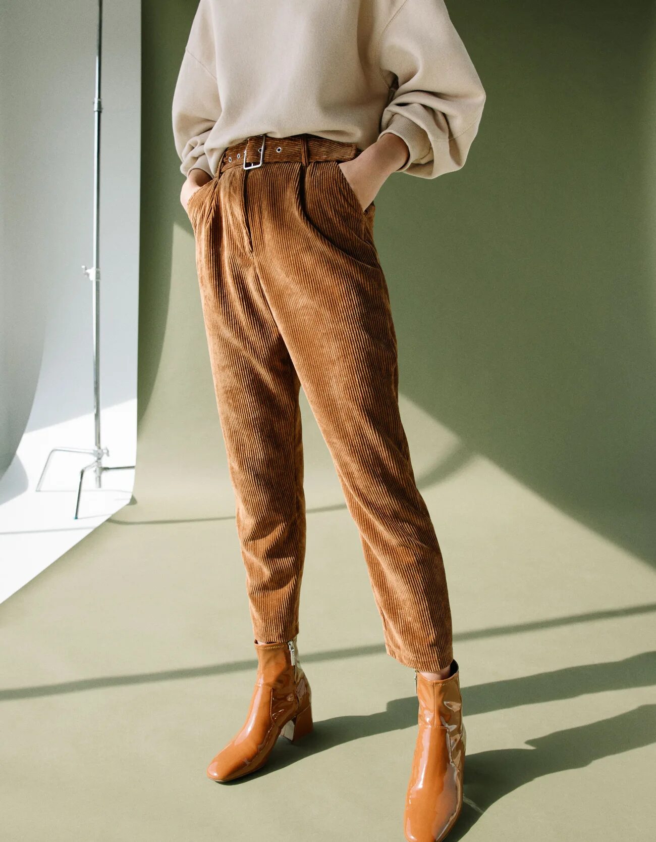Вельветовые штаны. Вельветовые штаны Bershka. Вельветовые брюки бершка. Брюки вельветовые Bershka Bershka. Вельветовые брюки мода 2020.