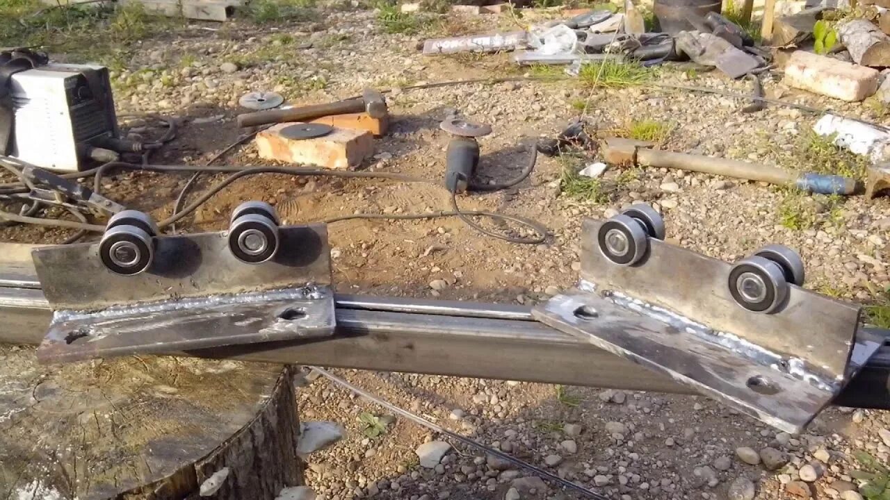 Направляющей подшипник для откатных ворот. Шина для откатных ворот 60мм. Ролики опорные для откатных дверей. Ворота откатные своими руками на роликах. Ролики для откатных ворот из 203 подшипников.