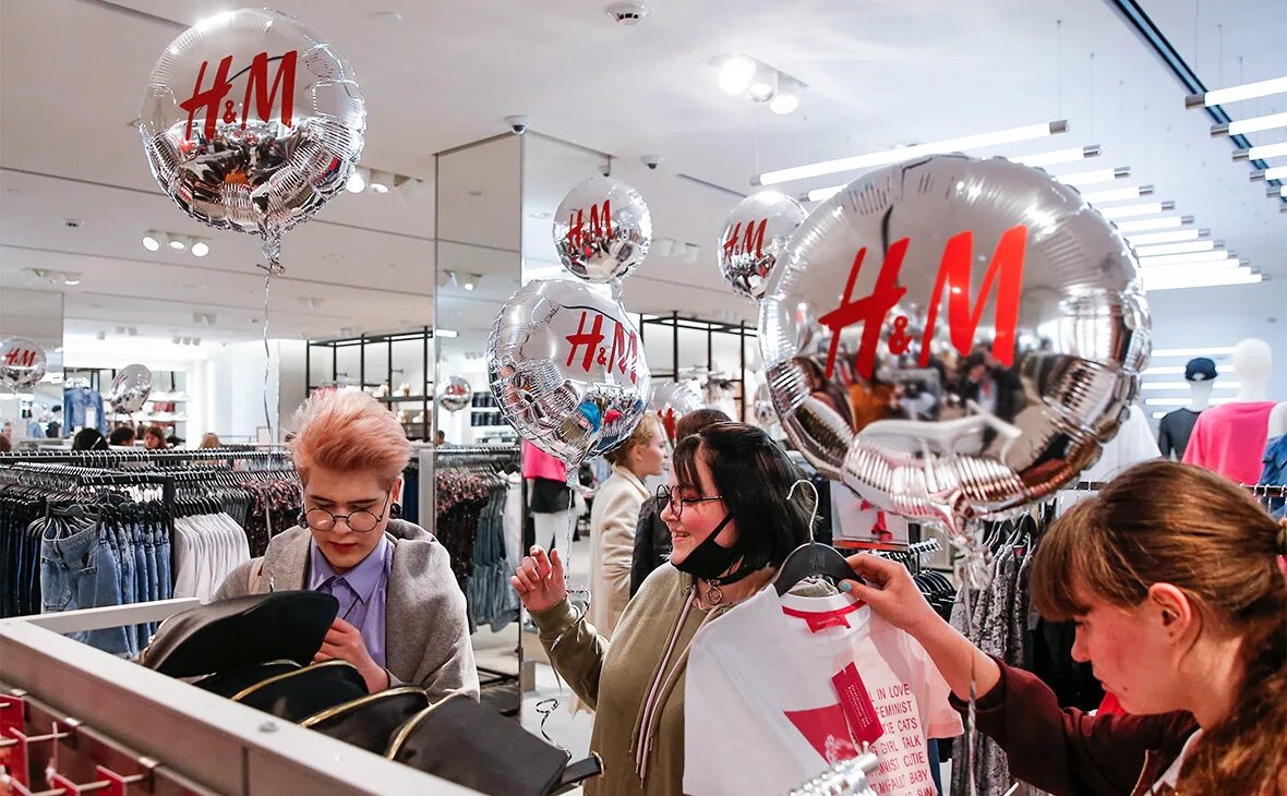 H m t. H&M Россия. H&M покупатели. Продавец h&m. H M магазины в России.