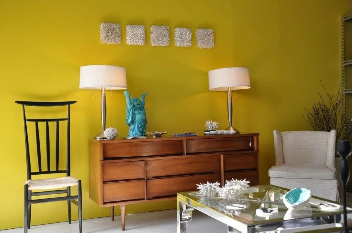 Горчичный в интерьере. МИД сенчури желтые стена. Горчичный цвет в интерьере. Горчичные оттенки в интерьере. Горчичный цвет стен в интерьере.
