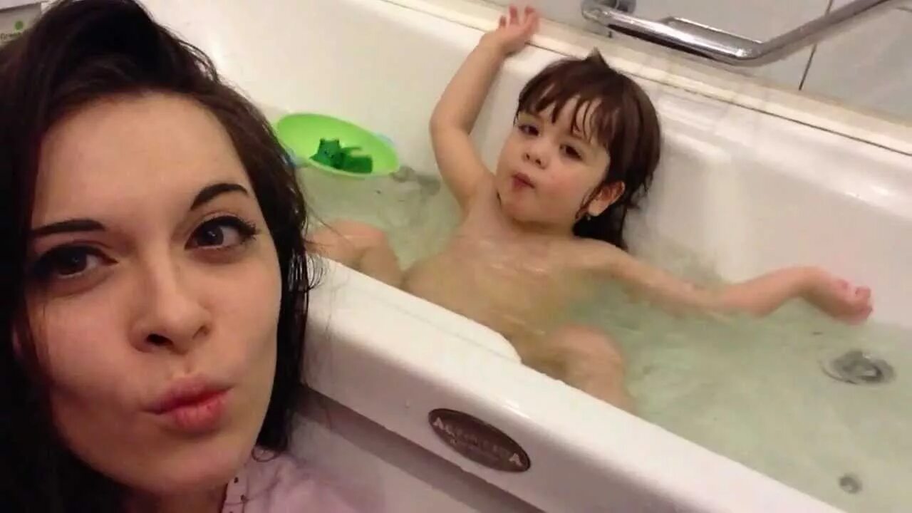Сестренка в ванной. Сестра в ванне. Дочка купается в ванне. Дети моются в ванной. Дочка мылась в душе