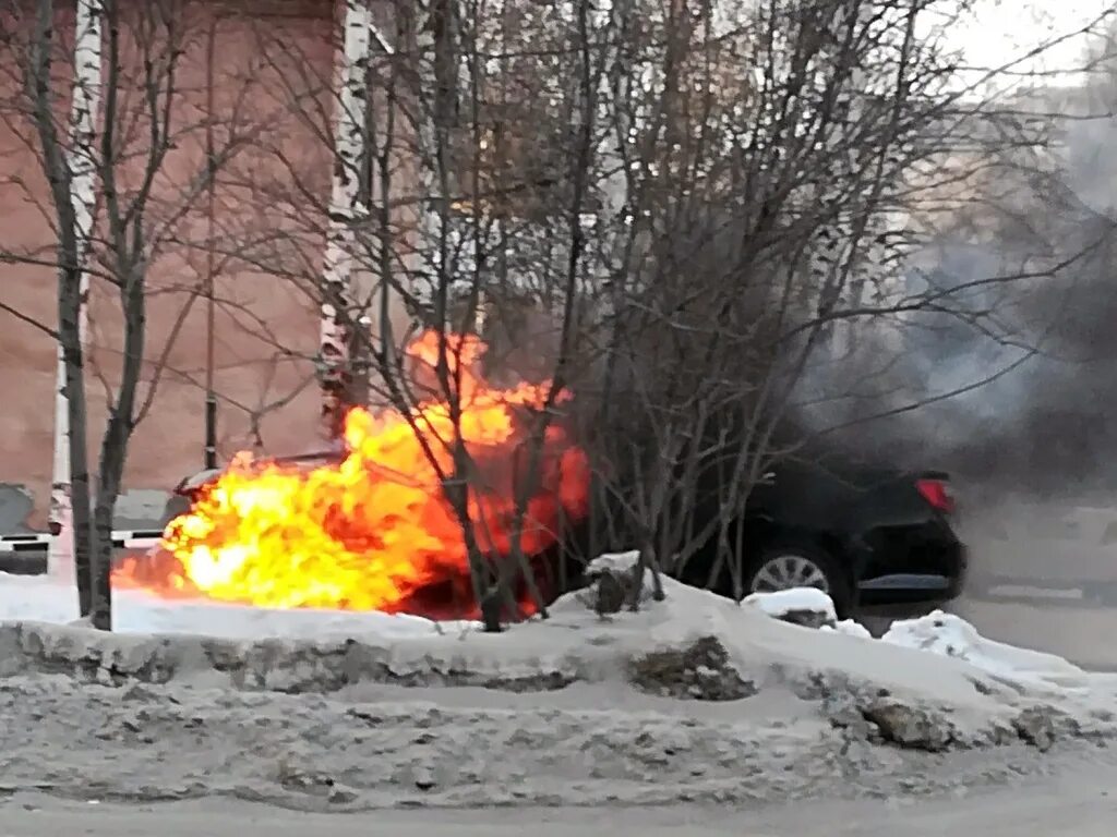 На улице юности сгорела машина. Юность сгоревших дней