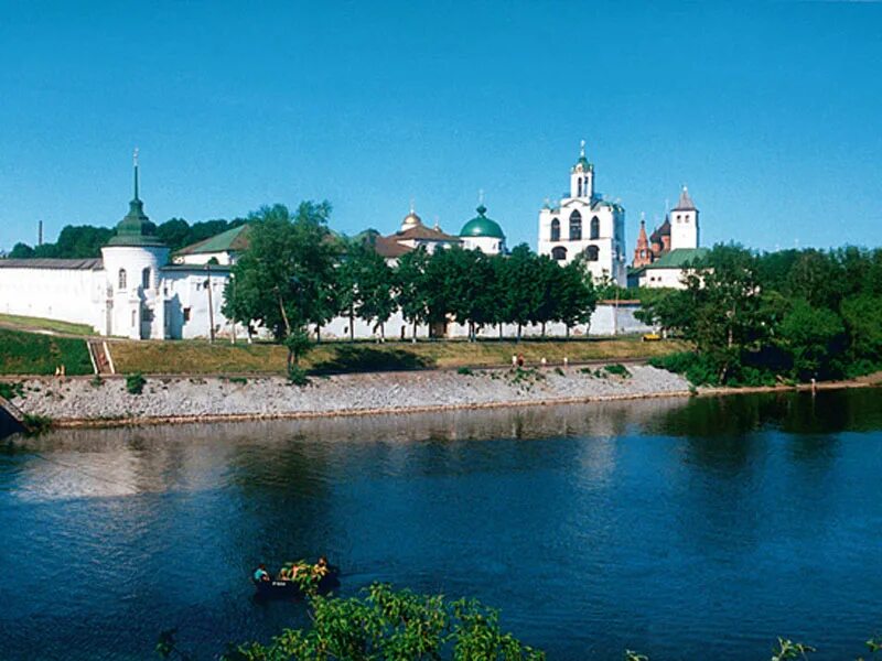 Ярославль центр города. Храм ярославля церковь ильи пророка. Парк на стрелке ярославль. Ярославль богатый город. Набережная ярославль летом.
