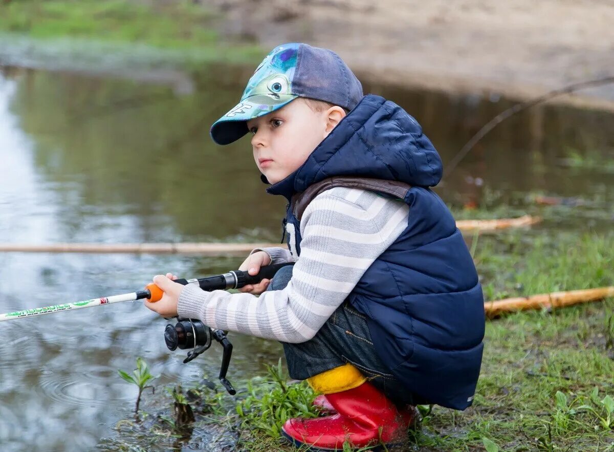 Про рыбалку для детей. Дети на рыбалке. Детская фотосессия рыбалка. Хобби рыбалка. Фотосессия рыбалка дети.