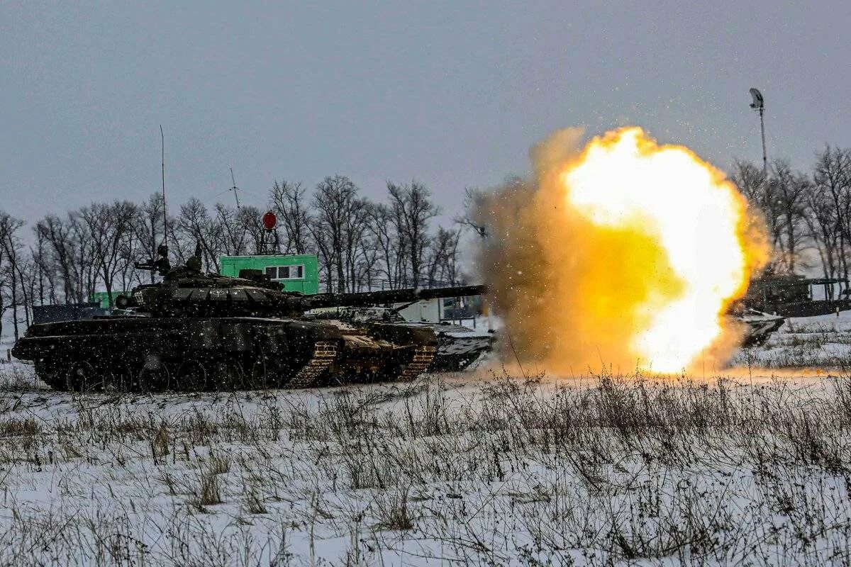 Выстрел танка. Танк Российской армии учения. Украинское наступление началось