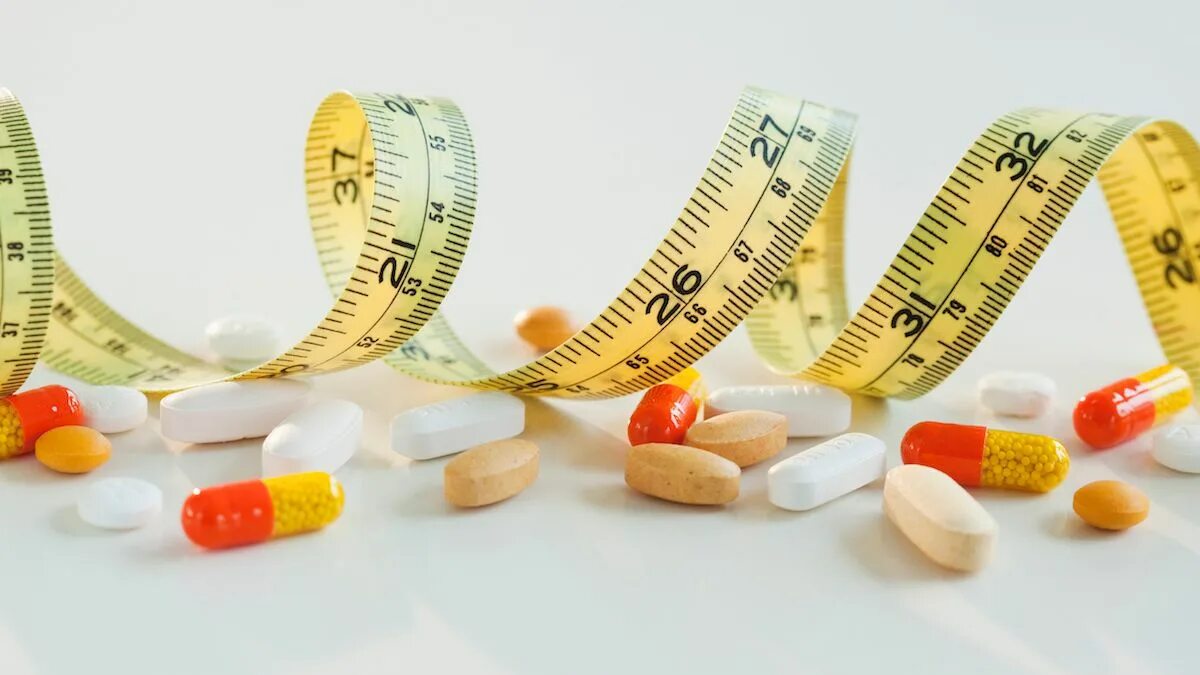 Бады для похудения. Пилюли на тарелке. Diet pills. Анорексигенные препараты. Биологически активные добавки для похудения.