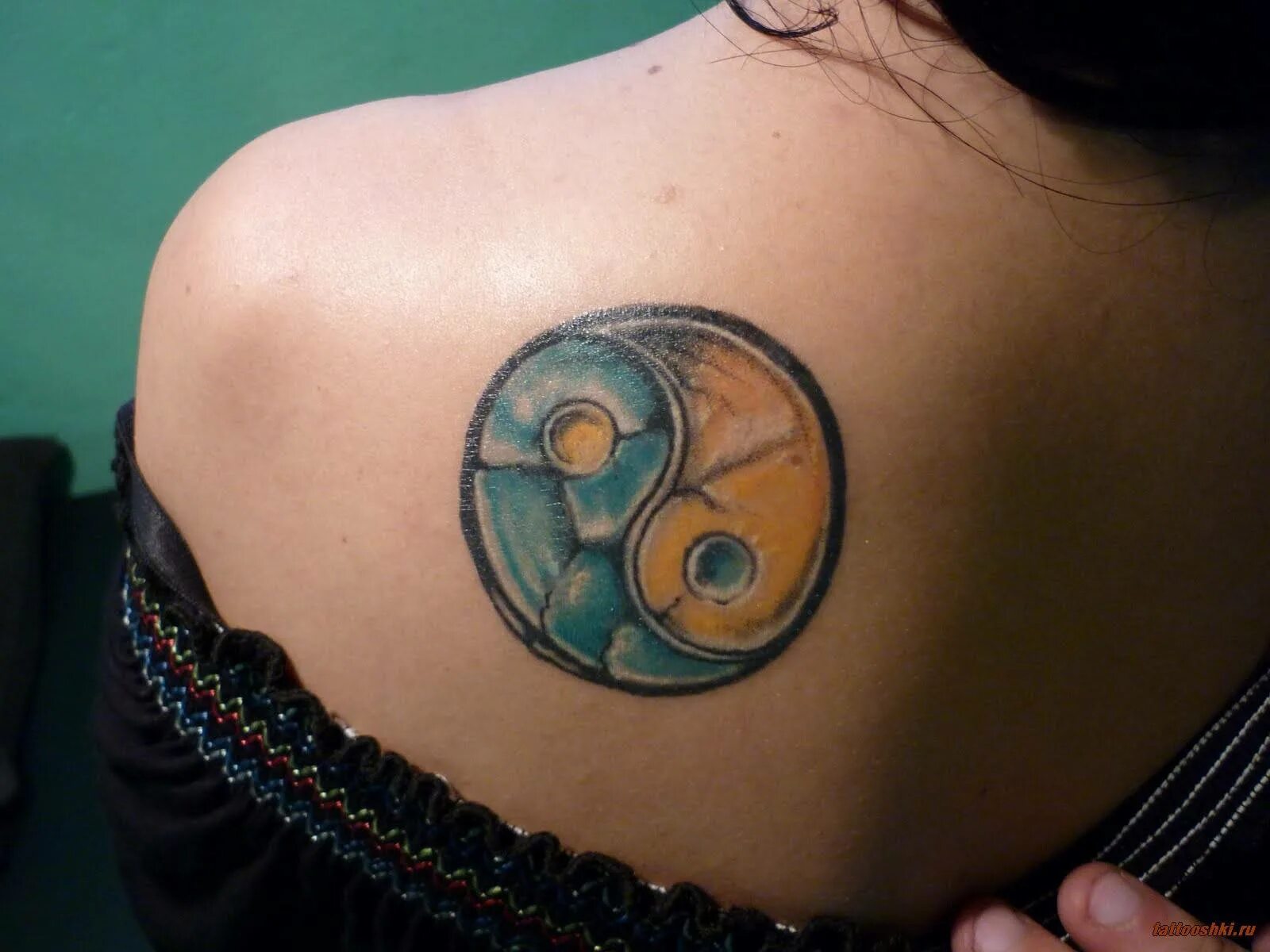 Тату в виде инь янь. Тату инь янь. Тату инь янь для мужчин. Тату с инь янь женское. Что означает тату инь.