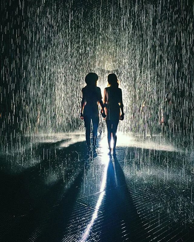 Две девушки под дождем. Поцелуй под дождем. Элли под дождём. Две руки под дождем. Rain lesbian