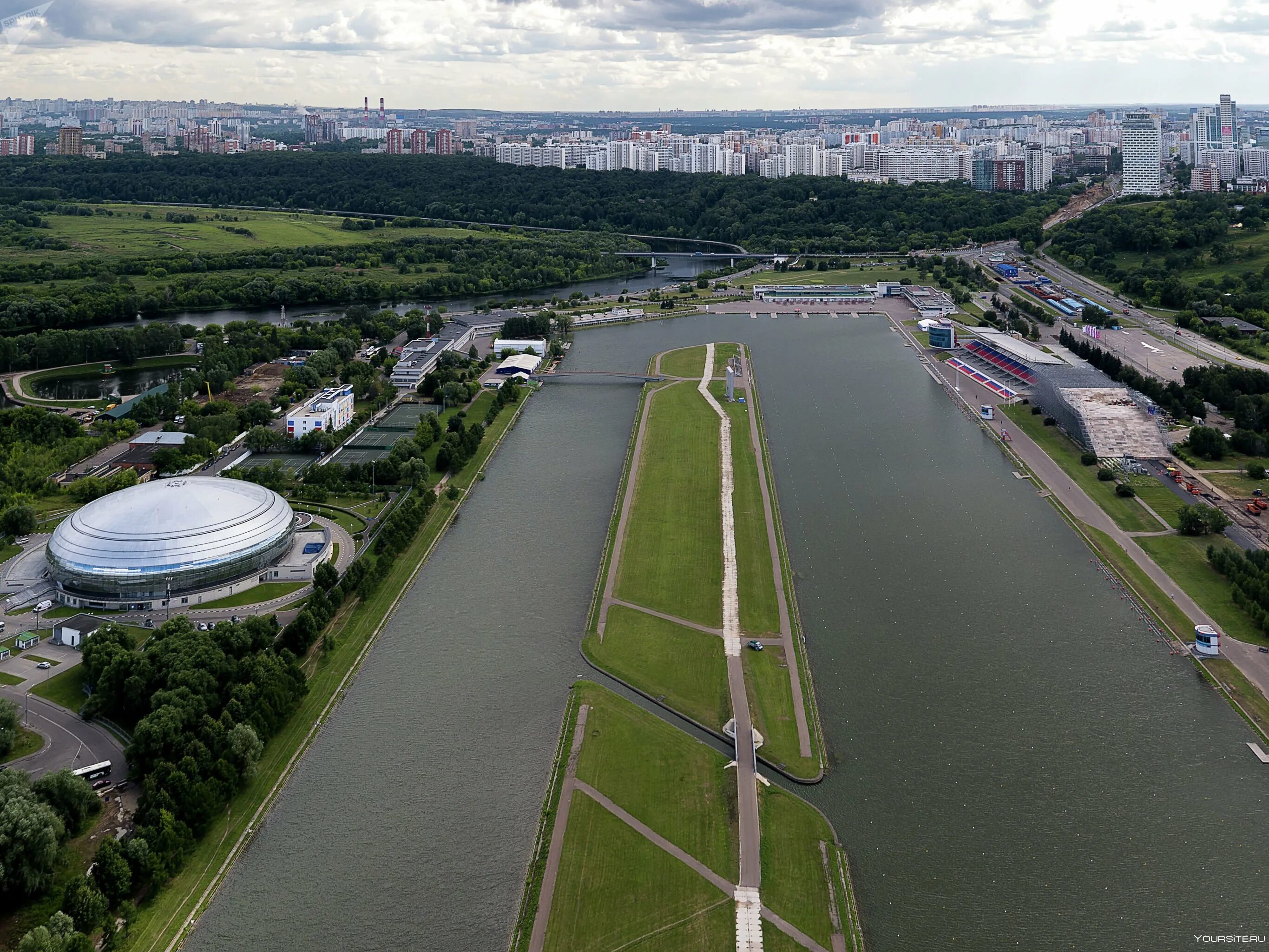 Погода в крылатском сегодня. Парк Крылатские холмы гребной канал. Гребной канал Крылатское. Гребной канал в Москве Крылатское. Гребной канал Крылатское мост.