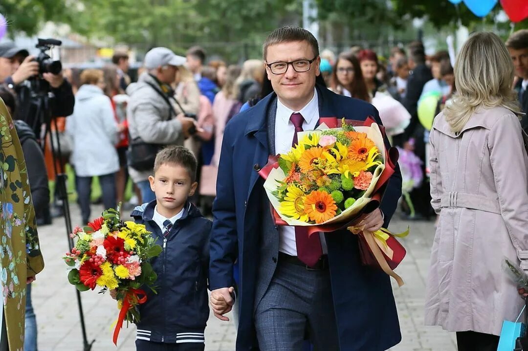 Новый учебный год. 1 Сентября с родителями. 1 Сентября курица. Ведет сына на первое сентября. Новый учебный год в россии