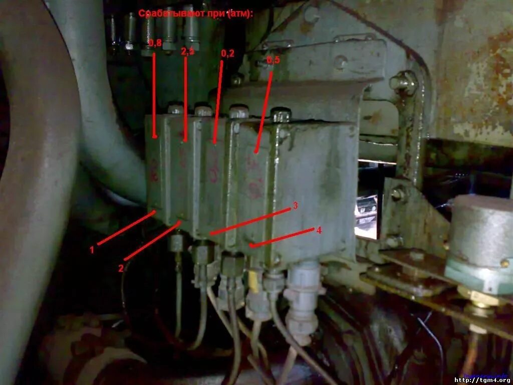 Давление масла на тепловозе. Реле давления масло тепловоза 2тэ10м. Реле давления масла чмэ3. Реле давления масла тепловоза ТГМ-4. Реле давления масла тепловоза тэм2.