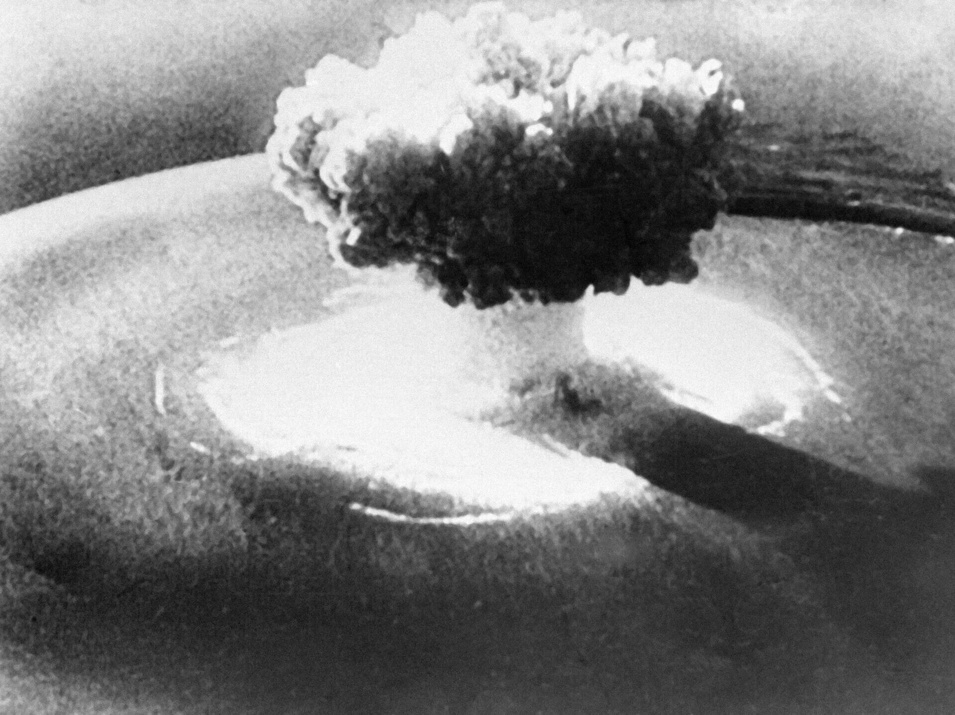 Испытание земли. Водородная бомба (1952-1953). Новая земля полигон ядерных испытаний. Первый взрыв атомной бомбы в СССР. Лос Аламос ядерное оружие.